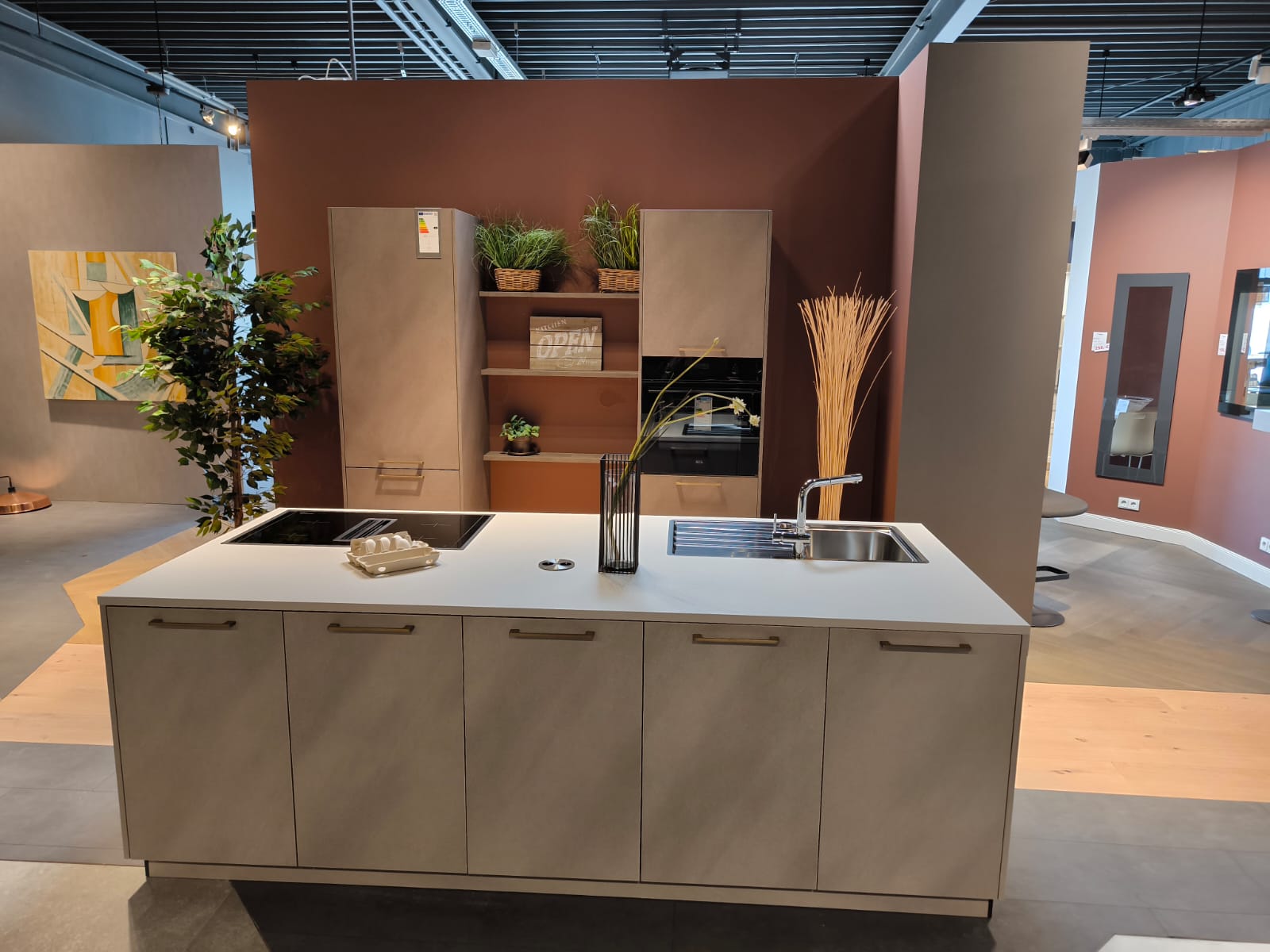 Musterküche AV 2010 Zement-hell Melaminharzbeschichtung