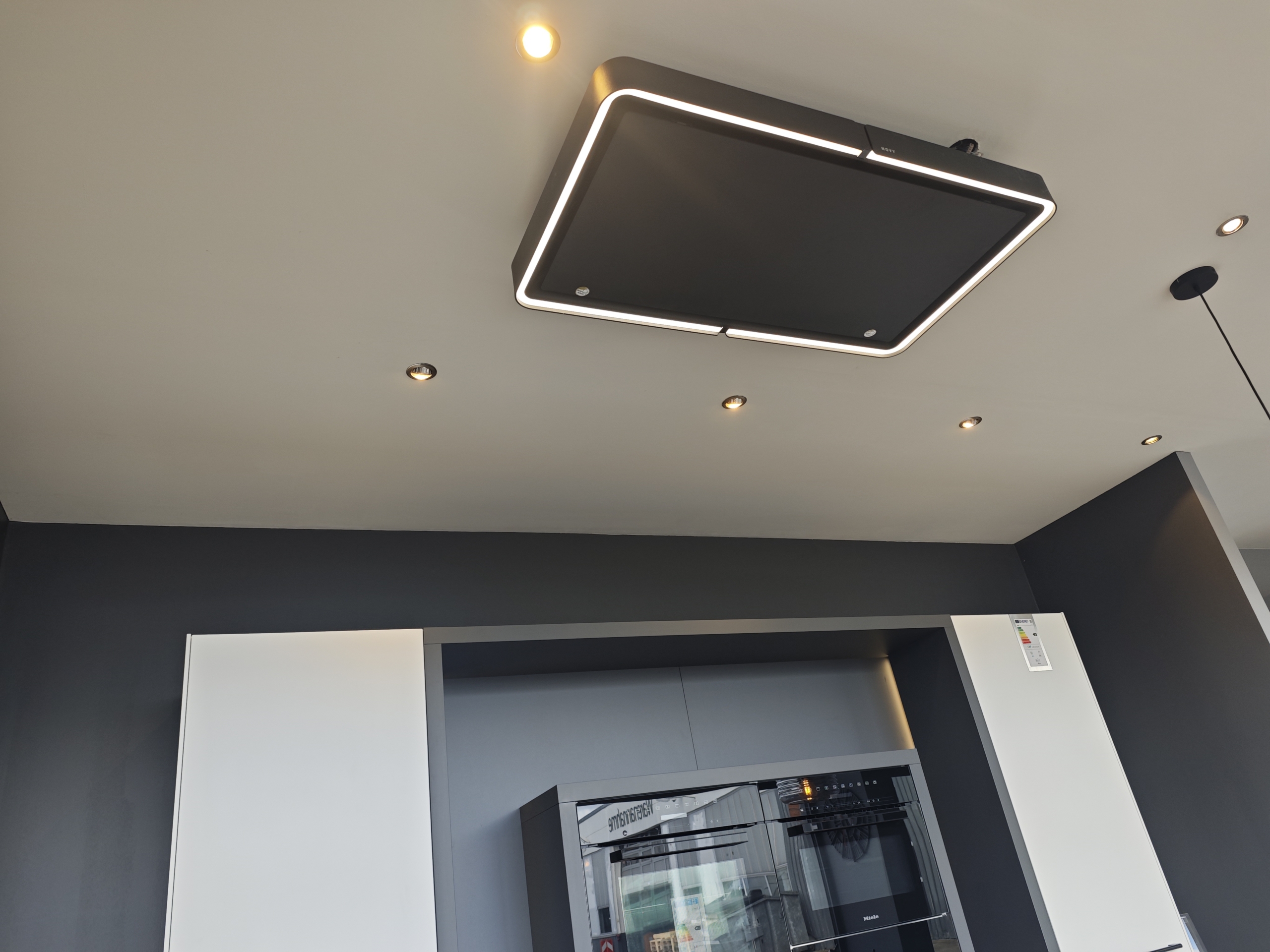 Einbauküche A584 AV 6000 kristallweiß Mattlack Deckenhaube Novy 232 Cloud Mineral Black