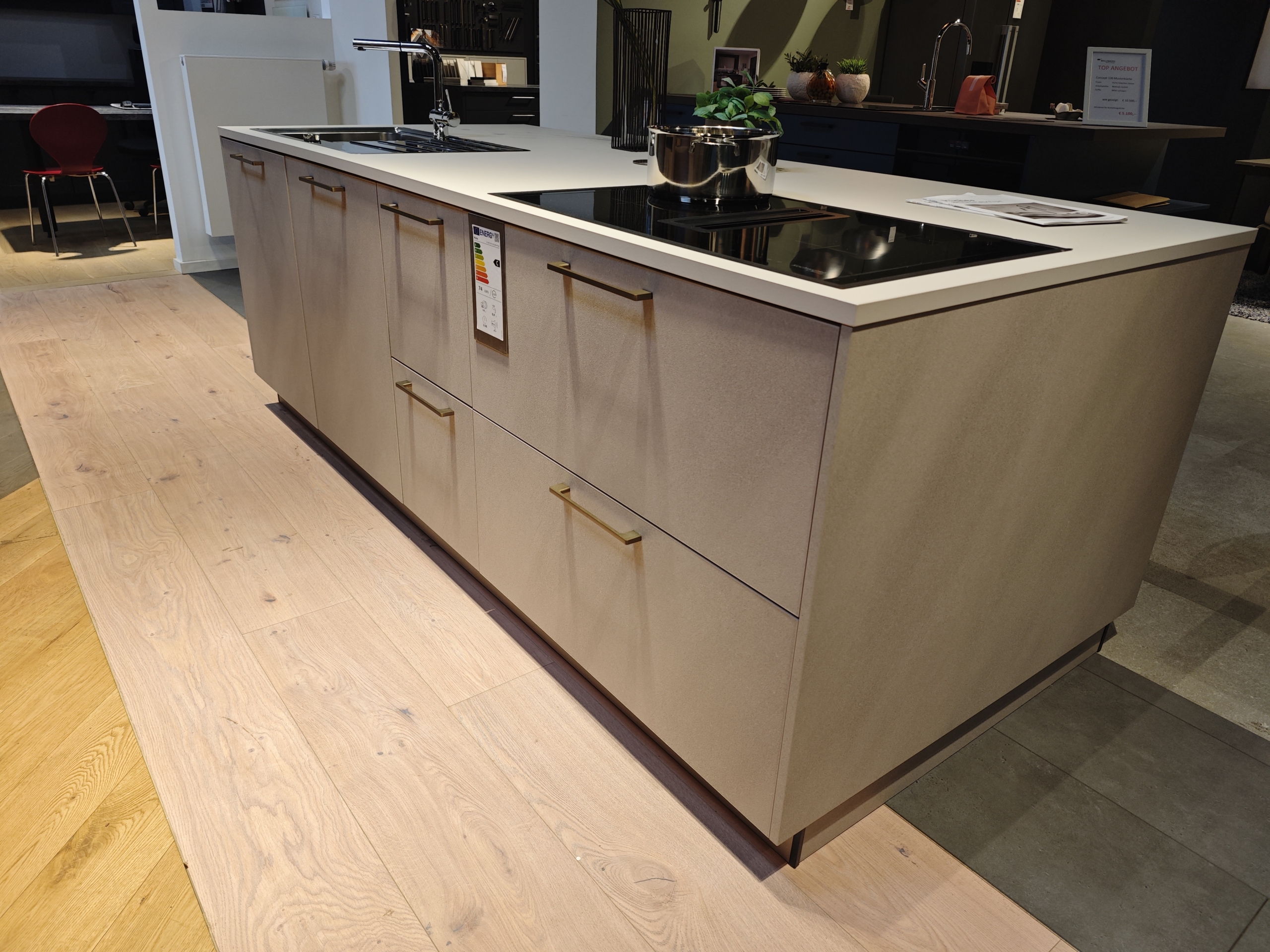 Musterküche AV 2010 Zement-hell Melaminharzbeschichtung