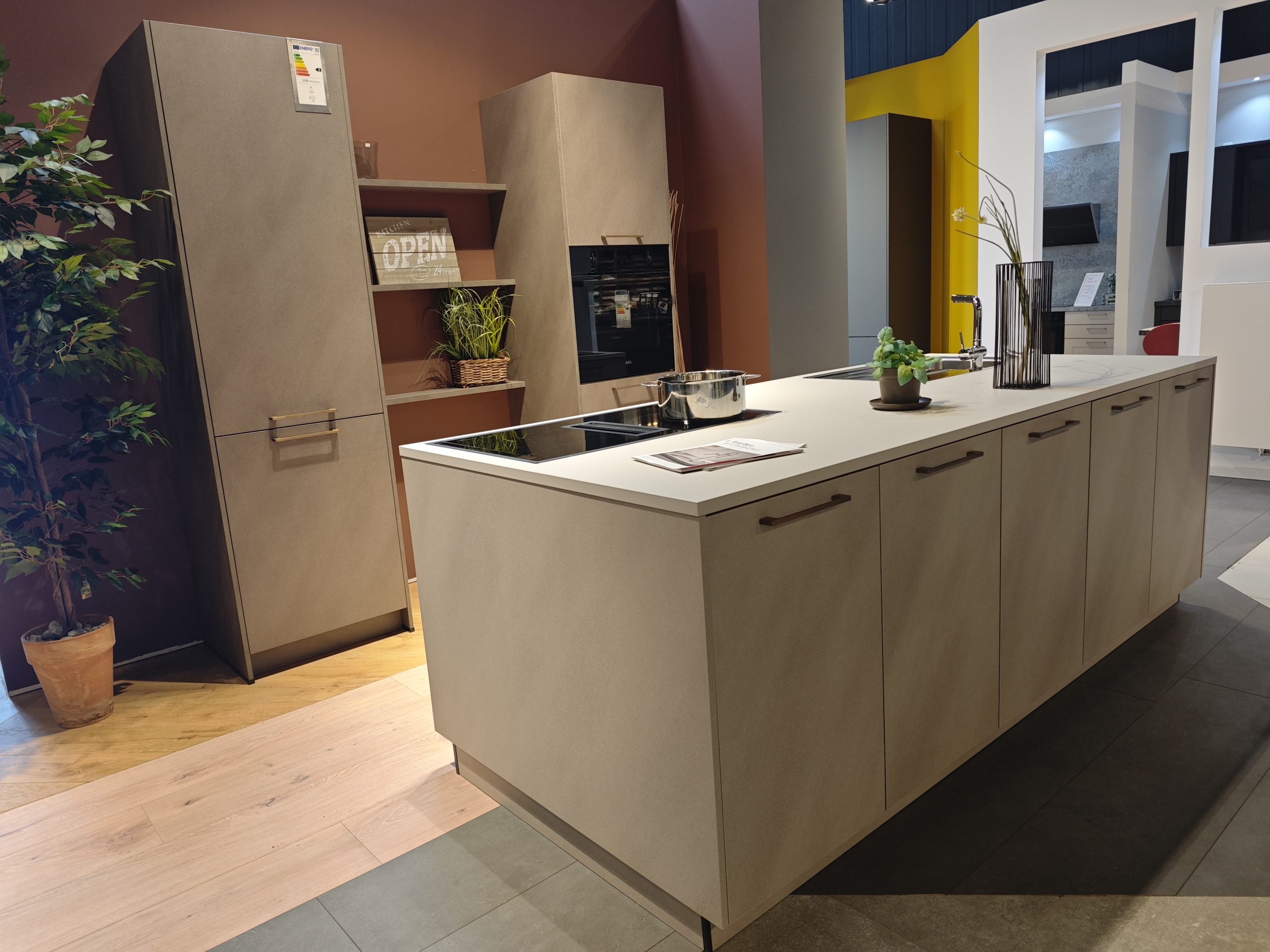 Musterküche AV 2010 Zement-hell Melaminharzbeschichtung