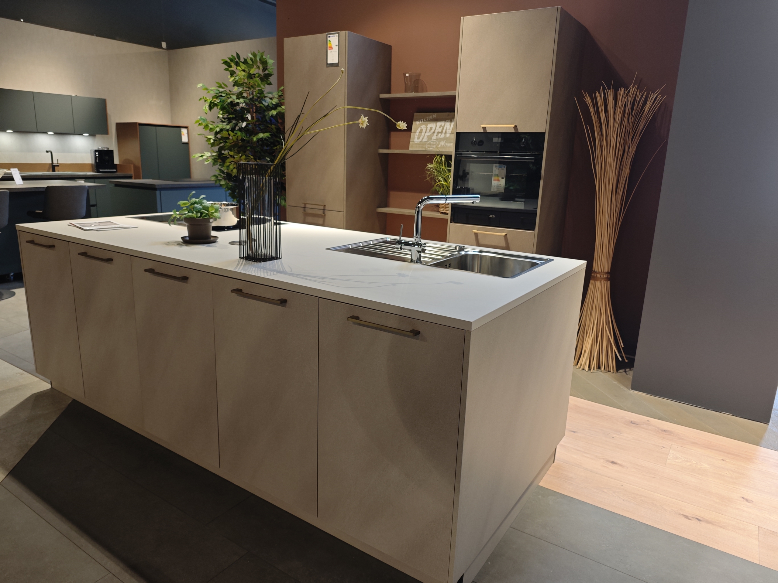 Musterküche AV 2010 Zement-hell Melaminharzbeschichtung