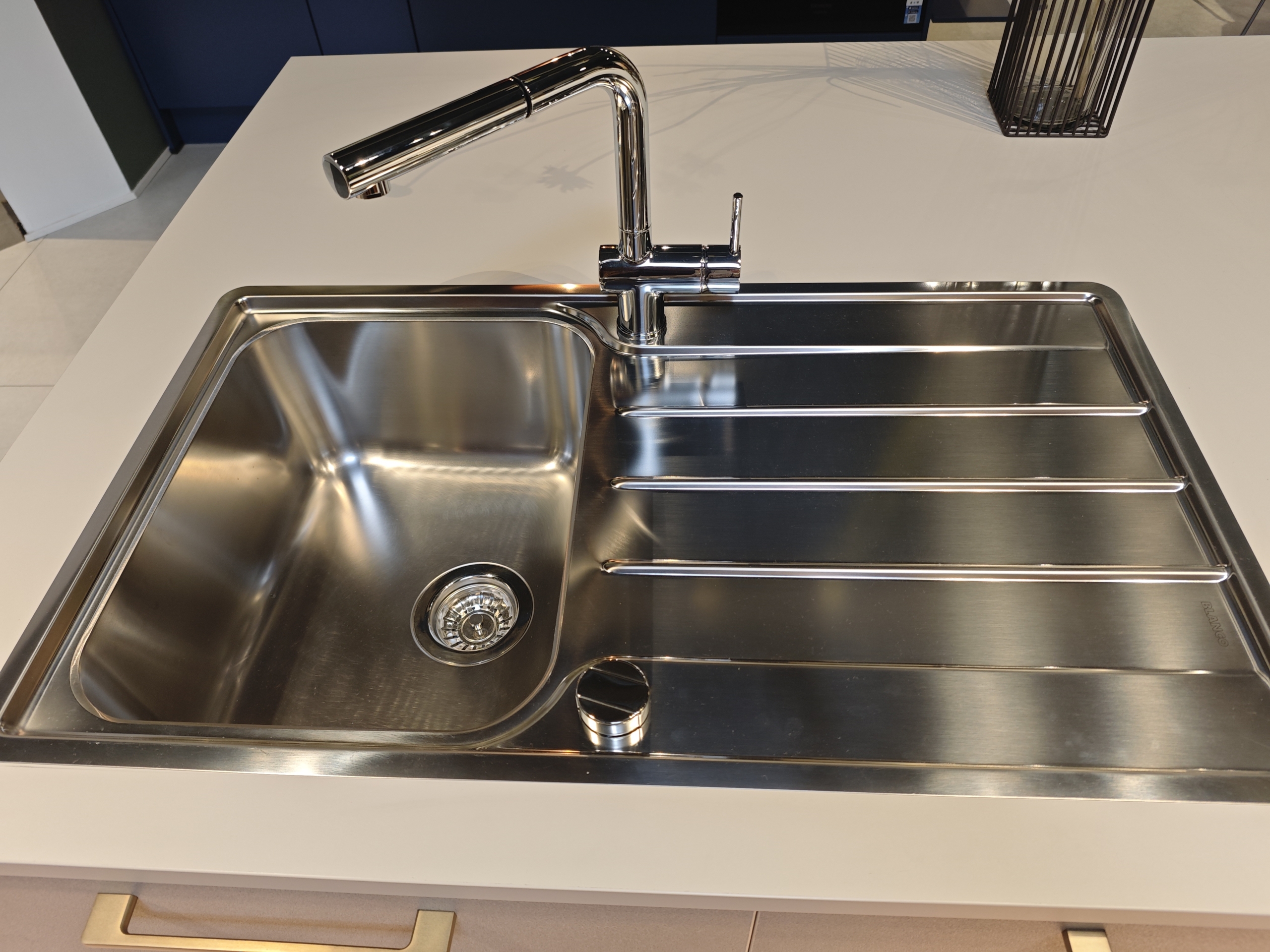 Musterküche AV 2010 Zement-hell Melaminharzbeschichtung