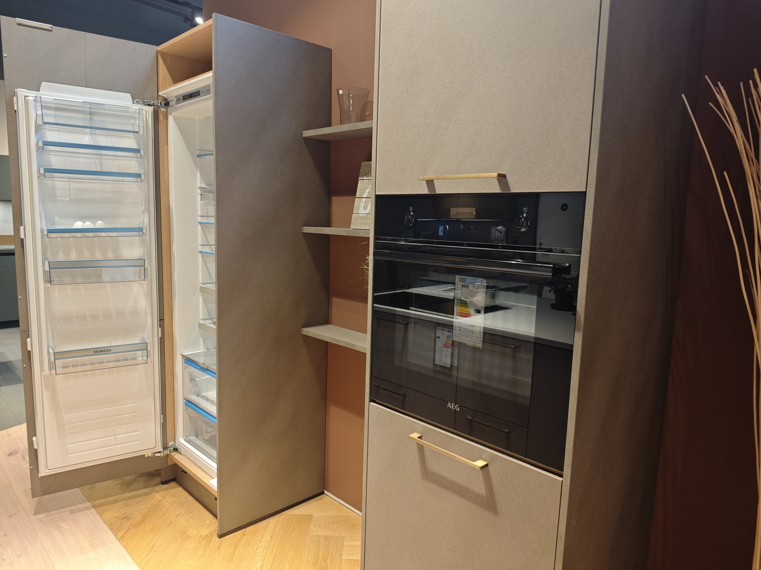 Musterküche AV 2010 Zement-hell Melaminharzbeschichtung